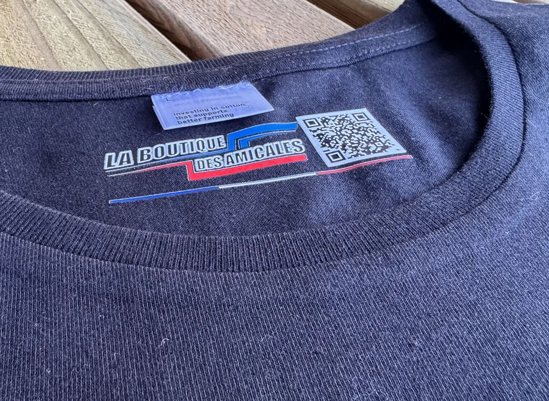 Col intérieur de t-shirt personnalisé avec marquage textile « La Boutique des Amicales » et QR code imprimé en quadrichromie.